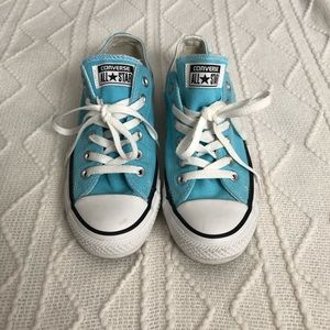 Blue Converse, light used. Mens 5, Womens 7. Great condition.